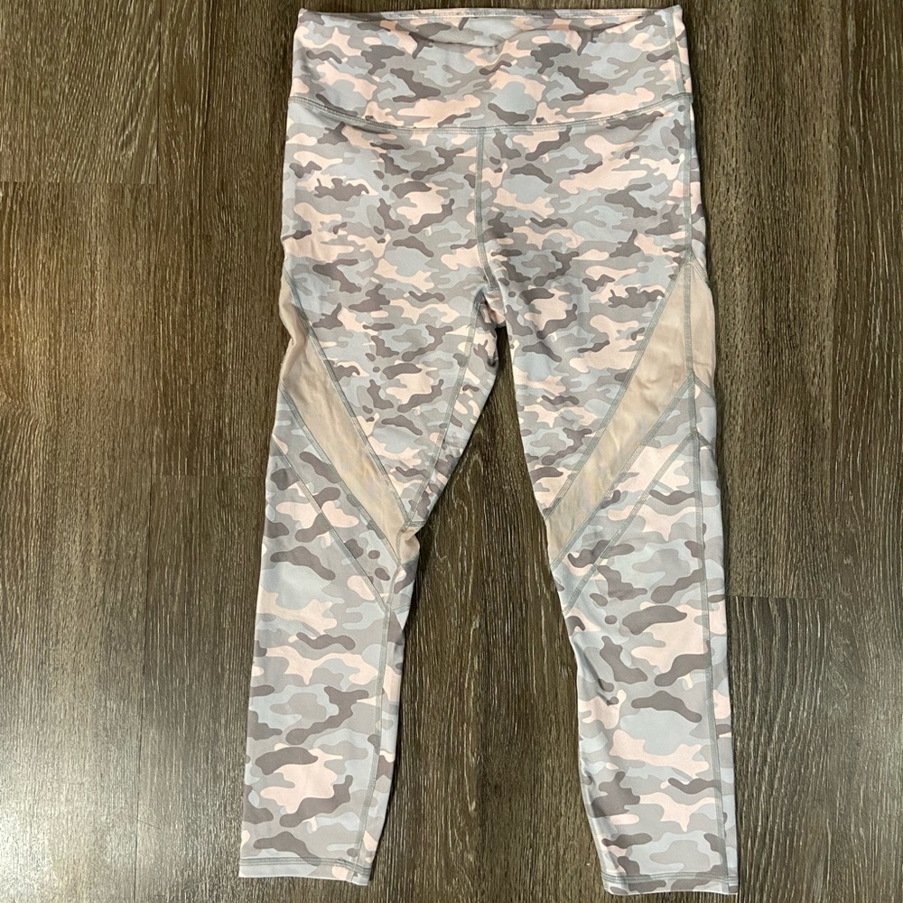 EUC Fabletics Powerhold Crop Pink & Grey Camo Cropped Capri Leggings - Size M